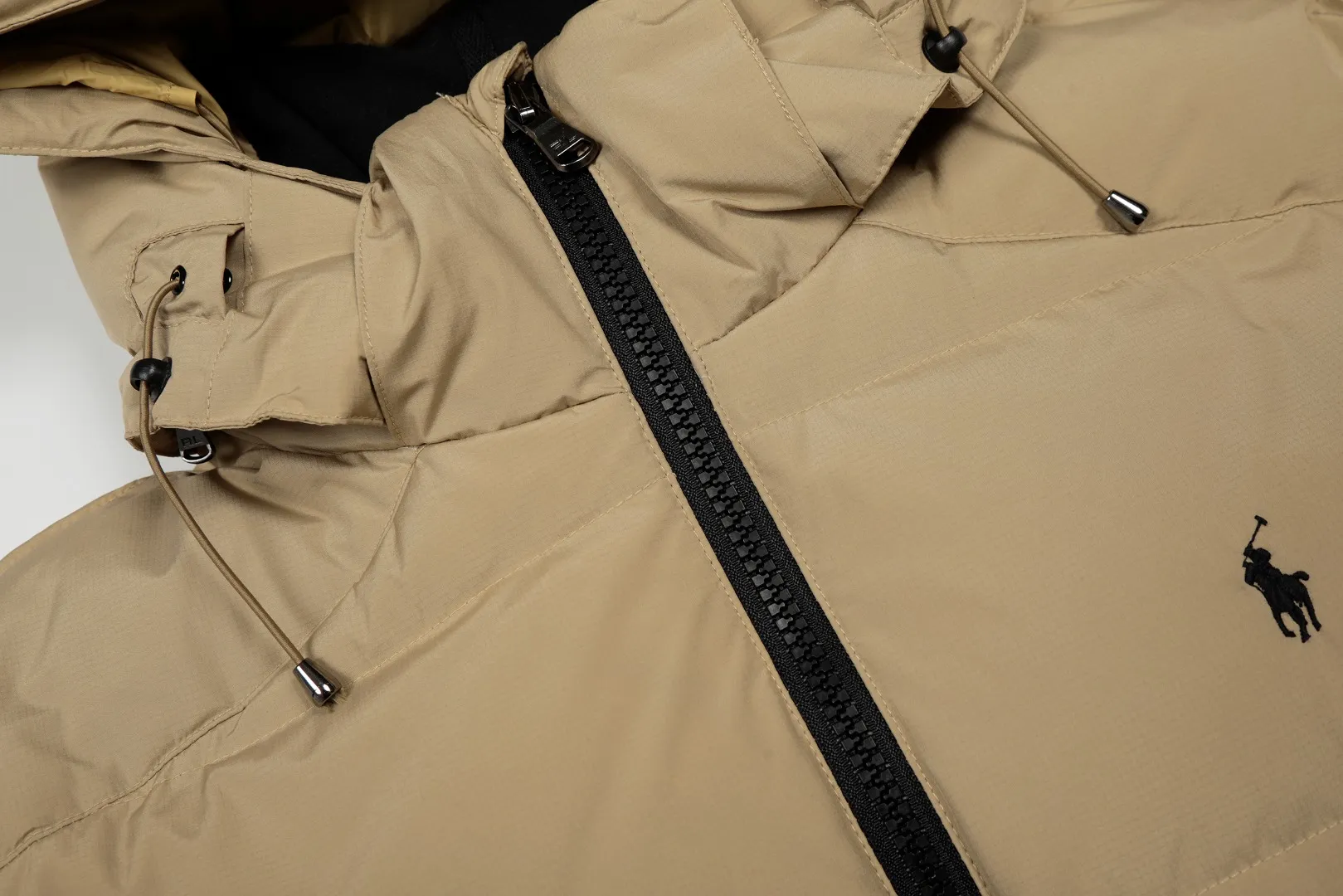 P720 Top quality" Style number: 9004# [Ralph Lauren winter basic classic embroidered men's and women's couple's same style hooded down jacket] ✅Ralph Lauren American retro arm zipper high version top-level down filling winter down jacket ✅100% high-quality white duck down, high version top-level down filling ✅Double-layer inner velvet to strictly prevent velvet running ✅Built-in adjustable drawstring, windproof and cold-proof, considerate and in place ✅Original version The maximum size can be worn up to 200 pounds. Loose and comfortable, no pressure. ✅Same style for male and female couples. Recommended OOTD outfits in winter~ Size: S-XL Color: Black White Khaki Navy Blue Light Blue